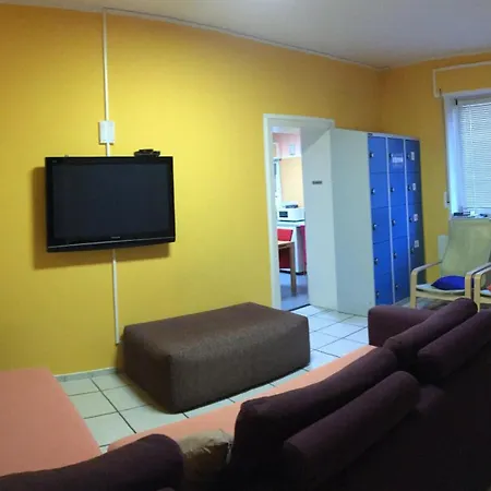 Dormitorium Wohnraum Auf Zeit بيت شباب كارست